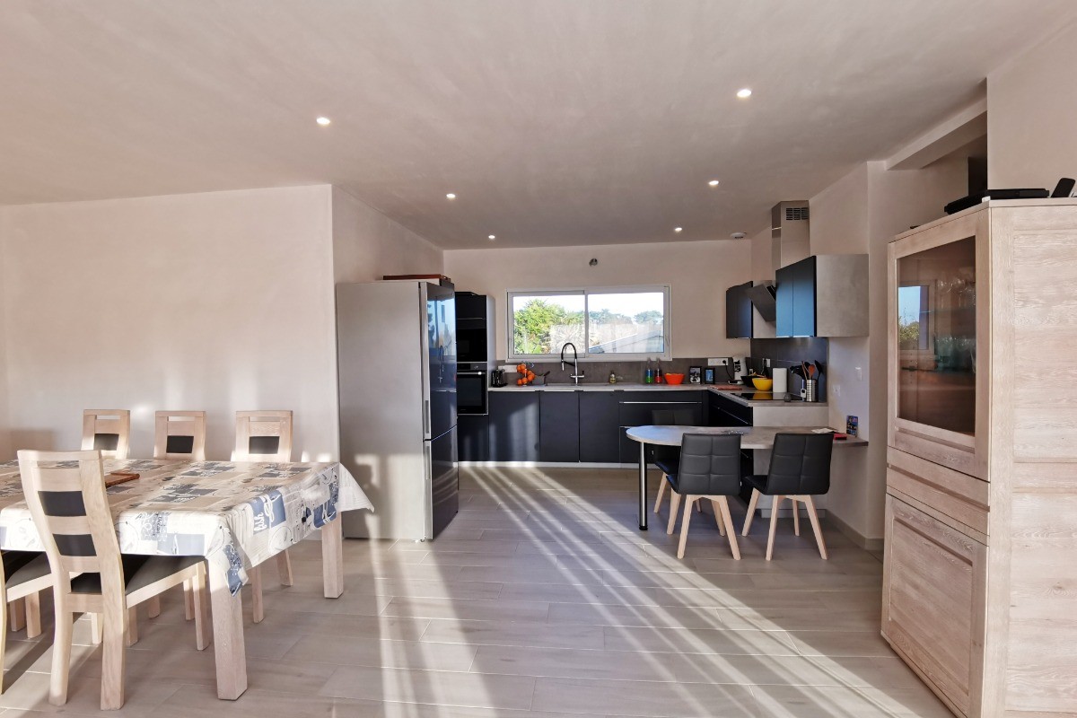 Séjour cuisine - Maison de plain-pied équipée PMR - Location de vacances - Ploudalmézeau - Maison Roscaroc Aubertin