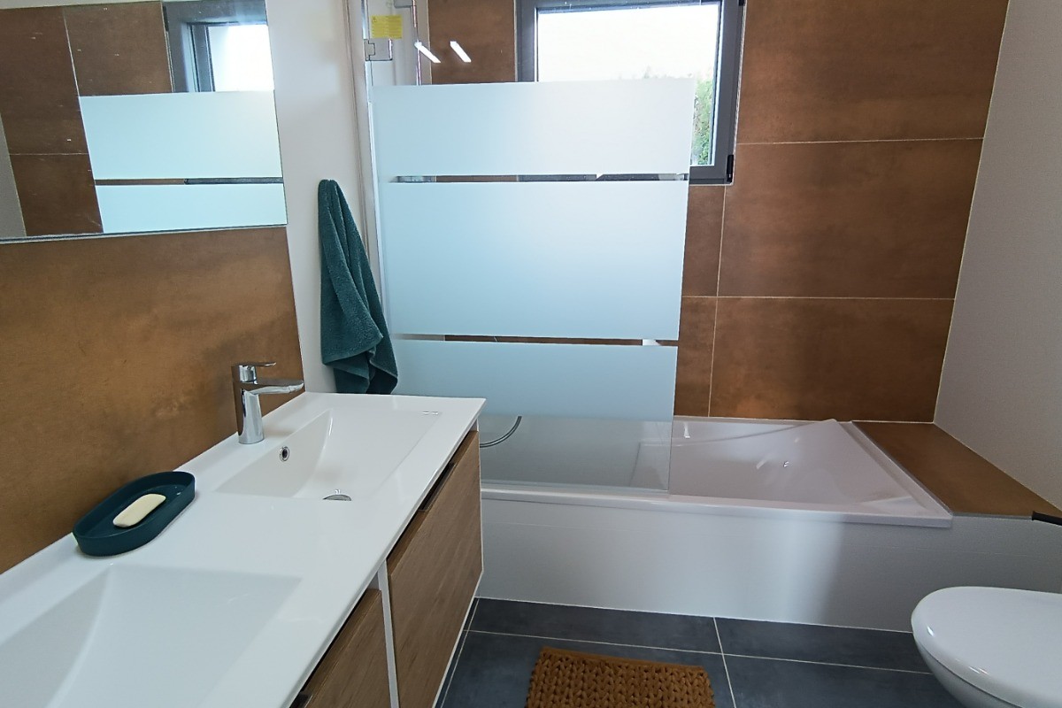 Salle de bain avec WC